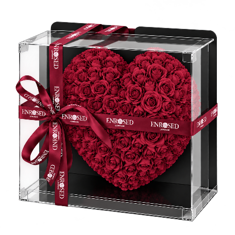 Halbherz mit bordeauxroten Schaumrosen, 25 cm, in einer transparenten Box mit schwarzer Rückwand und bordeauxrotem ENROSED-Band.