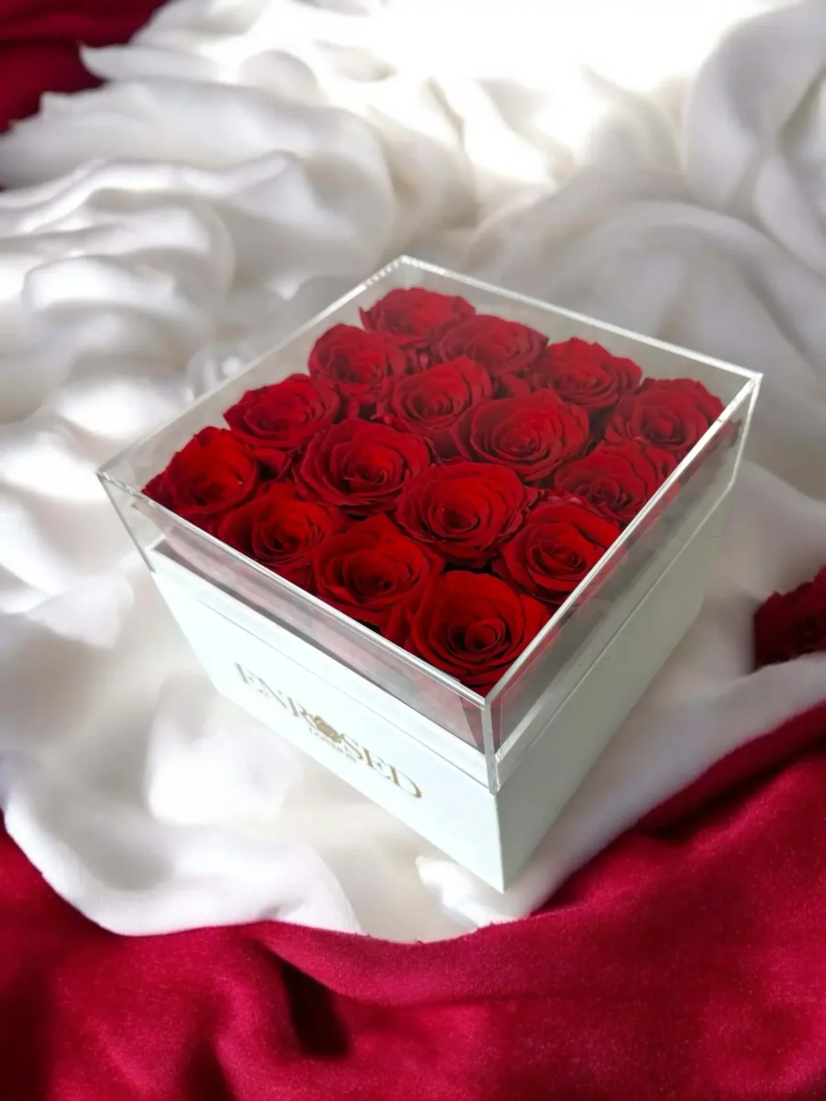 16 Preserved Roses Flowerbox — Image 5 of 7