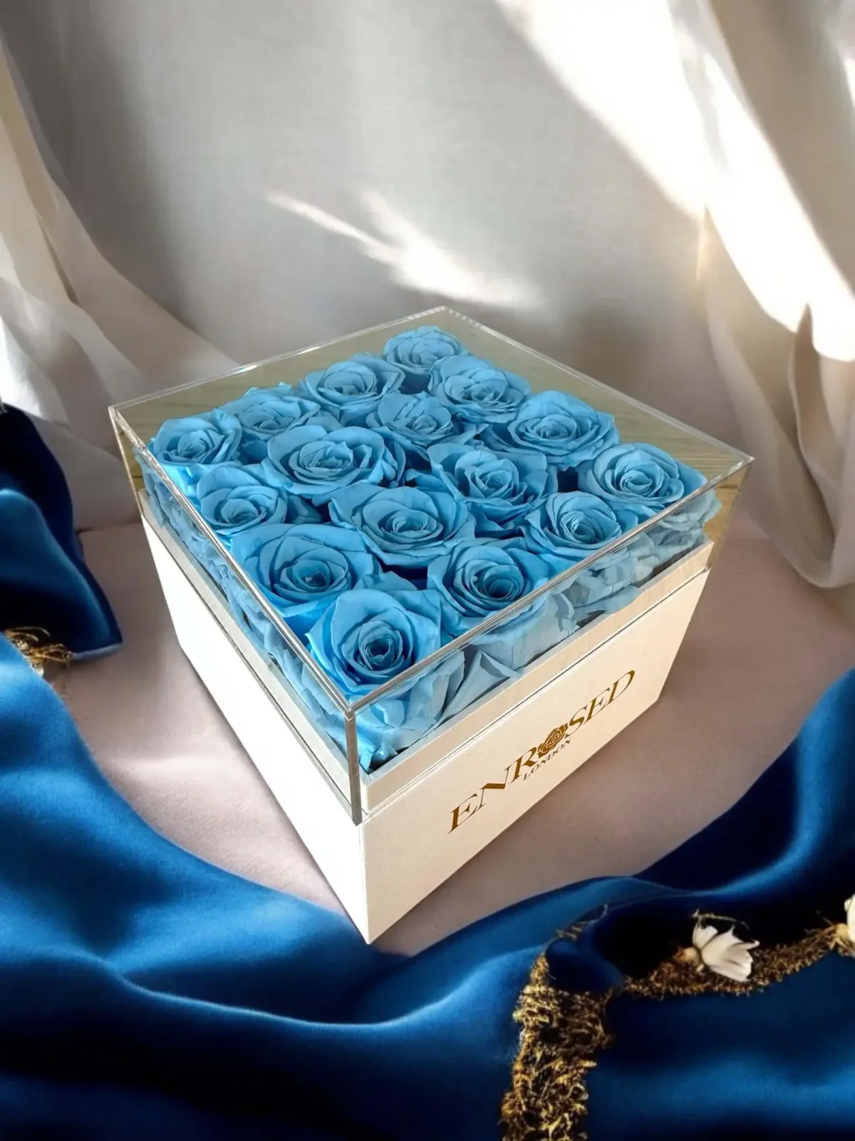 16 Preserved Roses Flowerbox — Image 6 of 7